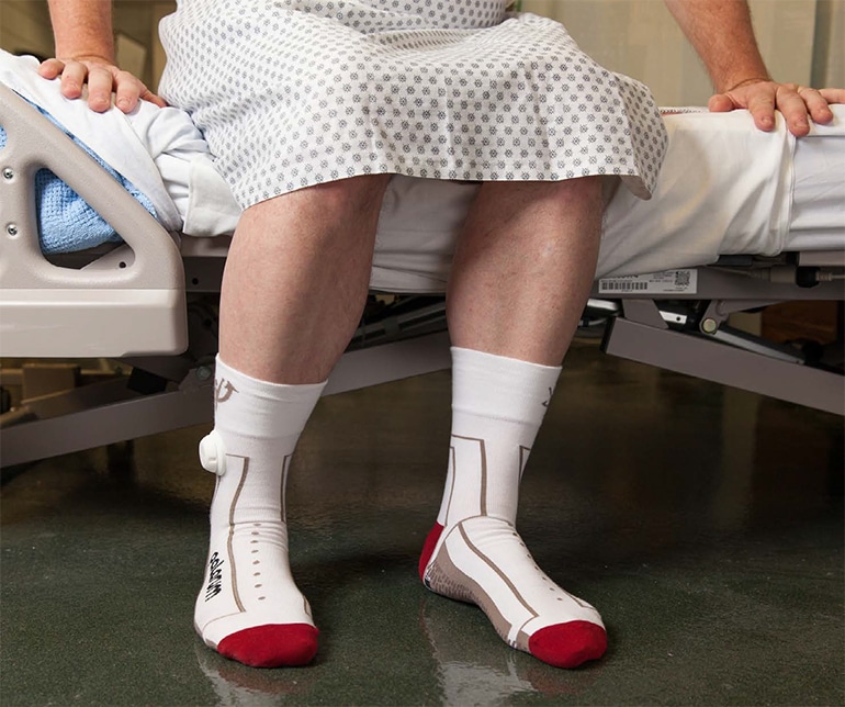 Los calcetines inteligentes ayudan a prevenir caidas entre pacientes en