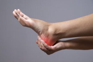 qué es la terapia de ondas de choque imagen destacada que muestra dolor en el pie