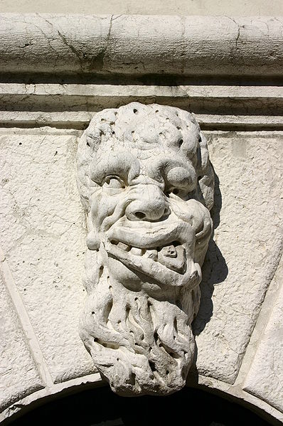 Venecia, máscara barroca con caricatura de hombre con rictus facial.  Está situado en la base del campanario de Santa María Formosa.  Foto de Giovanni Dall Orto, 2 de julio de 2006.