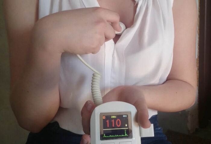 Estudiante de 16 años que usa un Doppler fetal Sonoline C para escuchar su propio corazón.