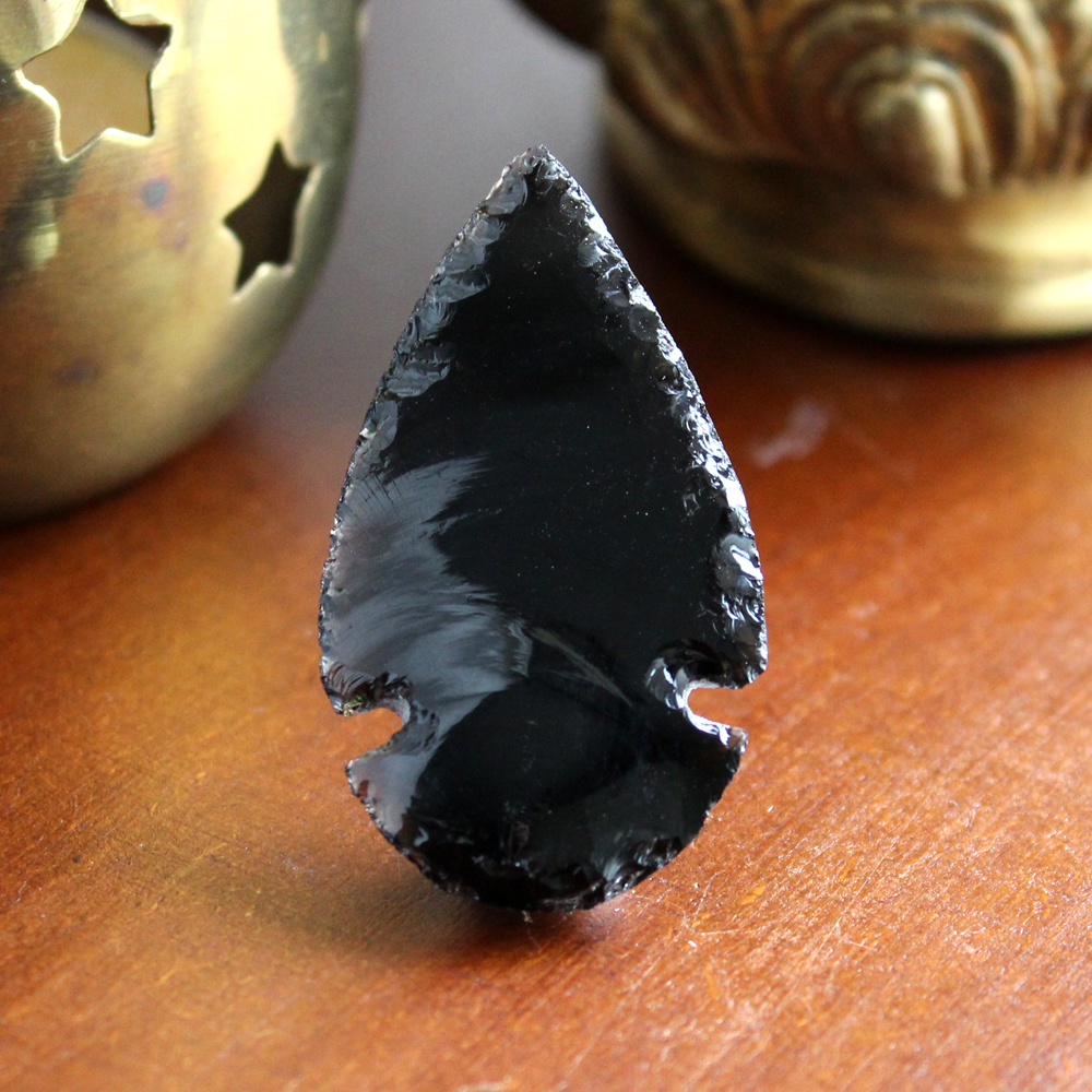 Punta de flecha de obsidiana negra