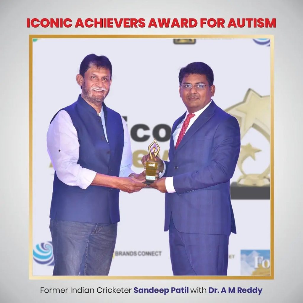 El Dr. AM Reddy recibe el premio Iconic Award for Autism de la revista Forbes India Marquee de manos del exjugador de críquet indio Sandeep Patil