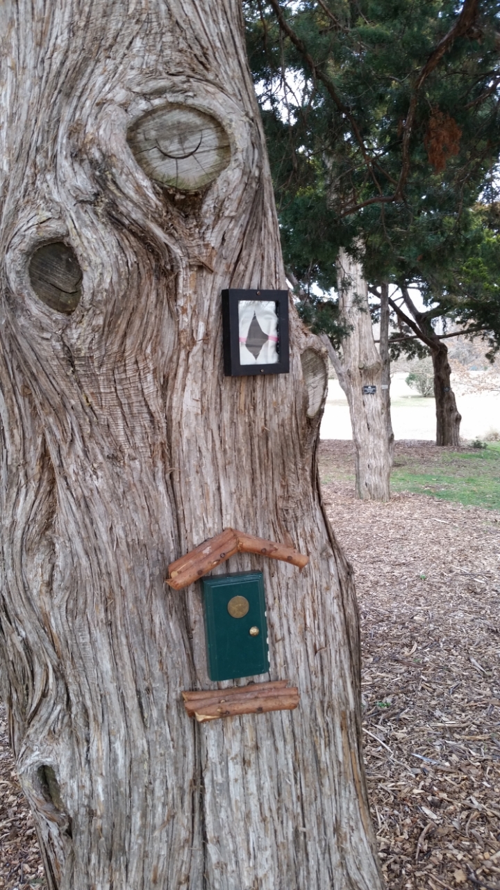 Puerta y ventana en miniatura en el árbol