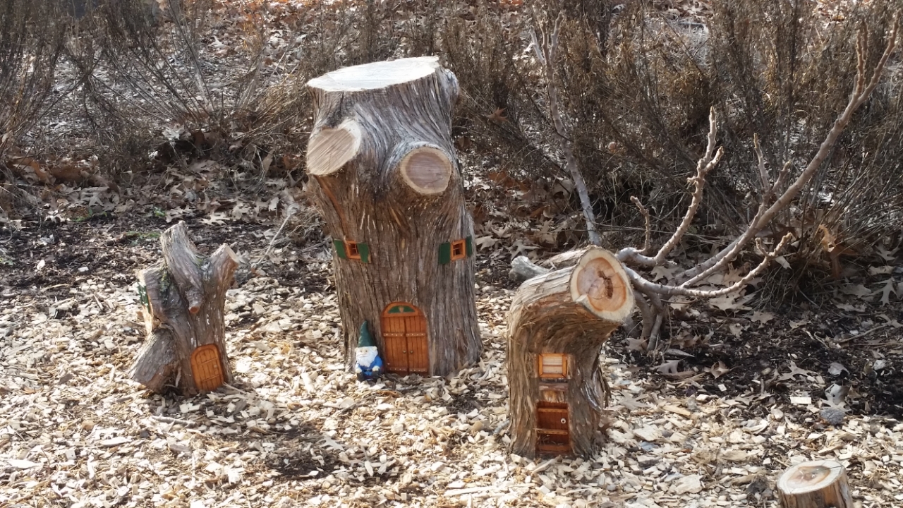 Casas en miniatura en tocones de árboles para Fairy Garden